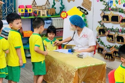 Thực hiện kế hoạch năm học 2025-2026 sáng ngày 15/10/2025 Trường Mầm non Số 5 phối hợp cùng Trạm Y tế phường Nam Định tổ chức khám sức khoẻ định kỳ cho trẻ.